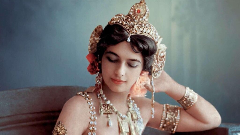 La espía Mata Hari fue una espía legendaria, mujer fatal y seductora.