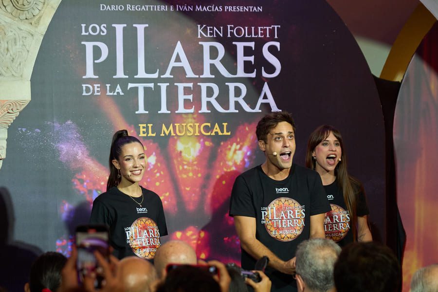 Presentación de Pilares de la Tierra con los actores dando un discurso promocional.